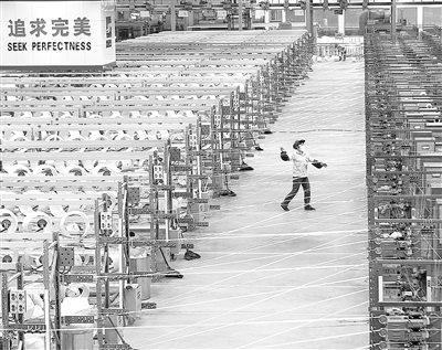 圖為九江巨石集團(tuán)生產(chǎn)線。 本報記者 劉 興攝