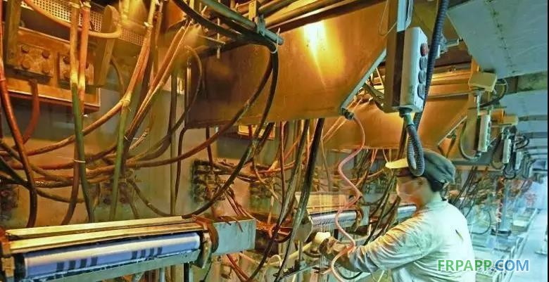 　　近日，由四川富潤企業(yè)重組投資有限責(zé)任公司旗下四川省玻纖集團(tuán)有限公司（簡稱“四川玻纖”）自主研發(fā)，自主投資建設(shè)的全球首個(gè)玄武巖連續(xù)纖維池窯中試項(xiàng)目在四川省德陽市羅江區(qū)成功點(diǎn)火。該項(xiàng)目總投資9000萬元，項(xiàng)目點(diǎn)火運(yùn)行成功后，四川玻纖將成為世界第一家采用池窯方式生產(chǎn)玄武巖纖維的企業(yè)。 　　玄武巖連續(xù)纖維是以天然的火山噴出巖為原料，在1450℃～1500℃熔融后，經(jīng)鉑銠合金漏板高速拉絲而形成的連續(xù)纖維，具有熱傳導(dǎo)系數(shù)低、水泥相容性好、介電系數(shù)高、吸音系數(shù)高、耐溫性佳（-269℃～700℃）、抗氧化、抗輻射、過濾性好、抗壓縮強(qiáng)度和剪切強(qiáng)度高等特點(diǎn)，廣泛運(yùn)用于國防軍工、交通運(yùn)輸、車船制造、電子信息、航空航天等各個(gè)領(lǐng)域，被國家視為戰(zhàn)略性新興產(chǎn)業(yè)，也被四川列為四大高端新型成長型產(chǎn)業(yè)之一。 　　近年來，四川玻纖先后組建13個(gè)實(shí)驗(yàn)室致力于玄武巖纖維研發(fā)，前后攻克玄武巖纖維生產(chǎn)領(lǐng)域數(shù)十個(gè)技術(shù)難題，研發(fā)出一整套池窯生產(chǎn)連續(xù)玄武巖纖維的生產(chǎn)工藝，徹底改變傳統(tǒng)玄武巖纖維生產(chǎn)技術(shù)成本高、產(chǎn)能低、品質(zhì)不穩(wěn)定的問題。目前，該公司已申報(bào)發(fā)明專利8項(xiàng)，實(shí)用新型專利8項(xiàng)，企業(yè)專有技術(shù)11項(xiàng)，深加工后續(xù)專利仍在持續(xù)申報(bào)。